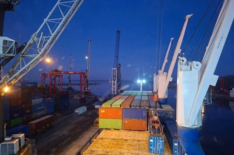 Вечерняя погрузка контейнеров портовыми кранами