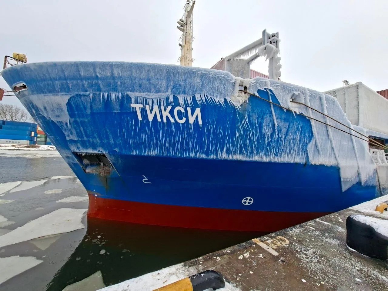 Нос судна «Тикси» во льду